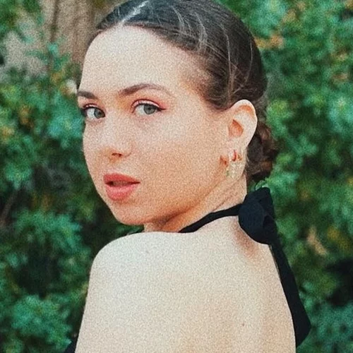 Νικόλ Σαραβάκου | Η εντυπωσιακή εμφάνιση με μακρύ, αέρινο φόρεμα και κατακόκκινα χείλη