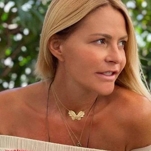 Ο μικρός κηπουρός | Η Τζένη Μπαλατσινού απαθανατίζει τον κατάξανθο γιο της να παίζει στα χώματα