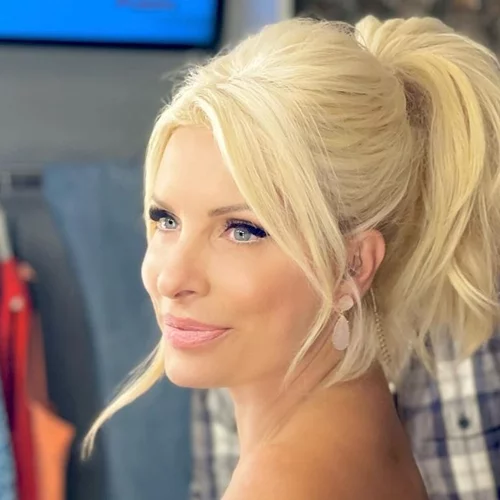 Η Ελένη Μενεγάκη λατρεύει το Barbiecore trend | Φόρεσε τη ροζ σκιά που κολακεύει όλα τα χρώματα ματιών