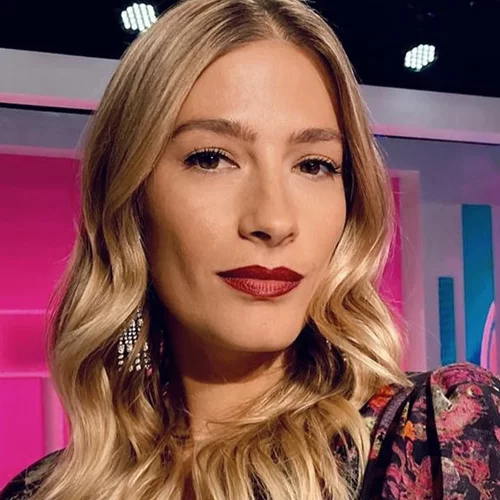 Ισμήνη Παπαβλασοπούλου | Το άρωμα που φορά εδώ και χρόνια μυρίζει ελληνικό καλοκαίρι