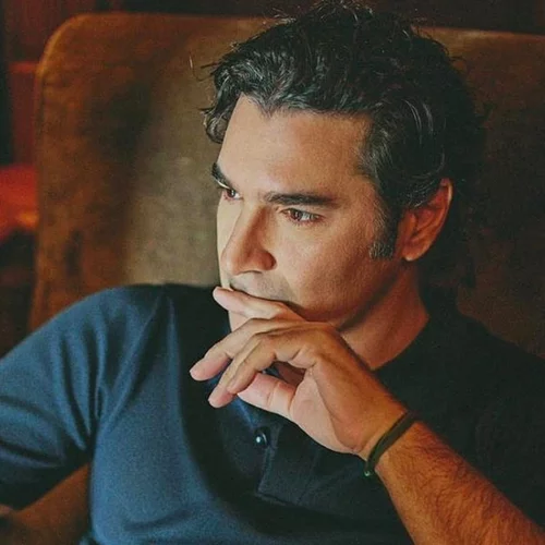 O Χριστόφορος Παπακαλιάτης είναι περήφανος θείος | Απαθανατίζει τις δίδυμες ανιψιές του να παρακολουθούν "Maestro"