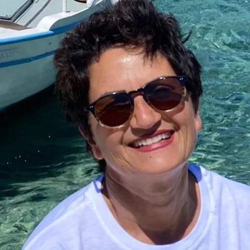 Πιο cool από ποτέ | Η Άλκηστις Πρωτοψάλτη κάνει surf και μας δείχνει το γυμνασμένο της κορμί