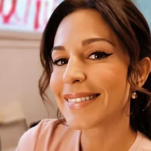 Με μία φωτογραφία η Κατερίνα Παπουτσάκη δείχνει γιατί πρέπει να έχουμε ένα μαύρο μαγιό - το κόψιμο που κολακεύει κάθε σώμα