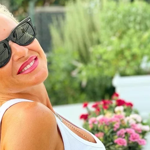 Μαρία Μπεκατώρου | Μαυρισμένη και πιο ανέμελη από ποτέ, ποζάρει φορώντας κίτρινο μαγιό