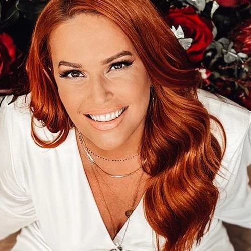 Το τεράστιο σαλόνι της Σίσσυς Χρηστίδου έχει για ακόμα μία φορά τον πιο μαγικό, Χριστουγεννιάτικο στολισμό