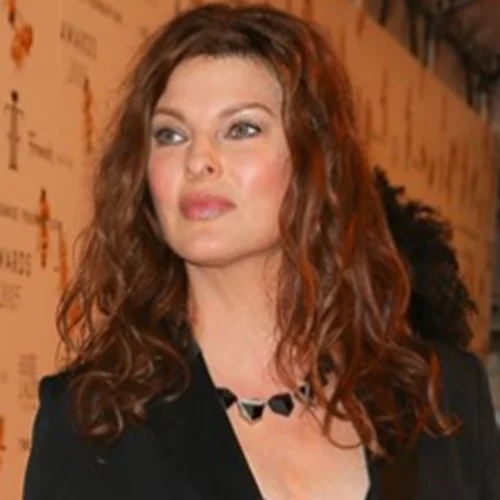 Linda Evangelista | Η πρώτη της δημόσια εμφάνιση ύστερα από τη συνέντευξη για την επέμβαση που την παραμόρφωσε