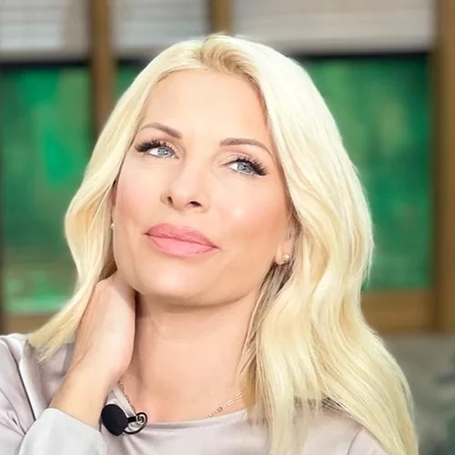 Η απόλυτη καλλονή | Η καστανή Ελένη Μενεγάκη ποζάρει στα 90s και είναι ίδια με την κόρη της Βαλέρια