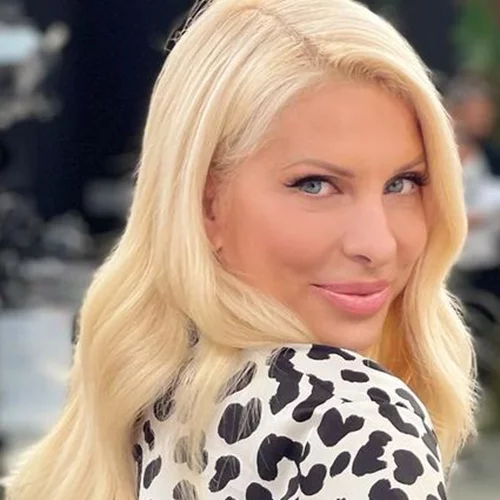 Η Ελένη Μενεγάκη με το πουκάμισο που δεν πρέπει να λείπει από τη φθινοπωρινή γκαρνταρόμπα σου