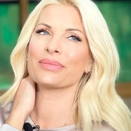 Η Ελένη Μενεγάκη το 2009 κουμπάρα στους Κουρκούλη - Κελεκίδου | Το άψογο girly φόρεμα ιδανικό για καλοκαιρινούς γάμους