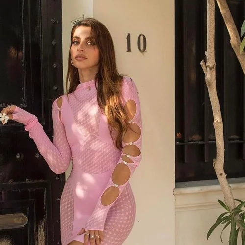 Ιωάννα Σαρρή | Πιο μαυρισμένη από ποτέ με σέξι λευκό φόρεμα