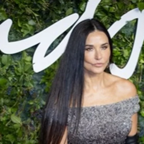 "Βρήκα τον παράδεισο" | H Demi Moore ποζάρει στα 59 της με μικροσκοπικό μαύρο μπικίνι