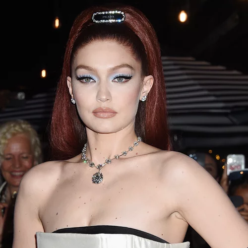 H Gigi Hadid με το βραβείο του ωραιότερου hairstyle στο φετινό Met Gala