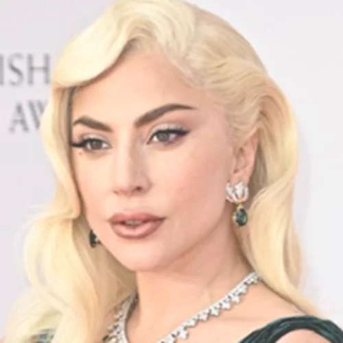 Ο γρίφος της ημέρας | Πώς η Lady Gaga κατάφερε να εμφανιστεί την ίδια μέρα και στις δύο απονομές βραβείων BAFTA και Critics Choice