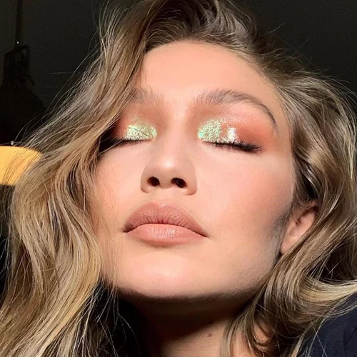 5 θεϊκές glitter σκιές για το πιο λαμπερό μακιγιάζ ματιών στο ρεβεγιόν