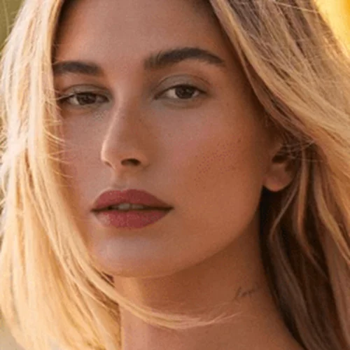 Η Hailey Bieber λανσάρει το δικό της skincare brand