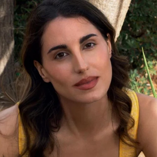 Παυλίνα Βουλγαράκη | Με ταλέντο στους στίχους και τη μουσική, η κόρη του πρώην Υπουργού Γιώργου Βουλγαράκη, έχει τη δική της θέση στη μουσική βιομηχανία