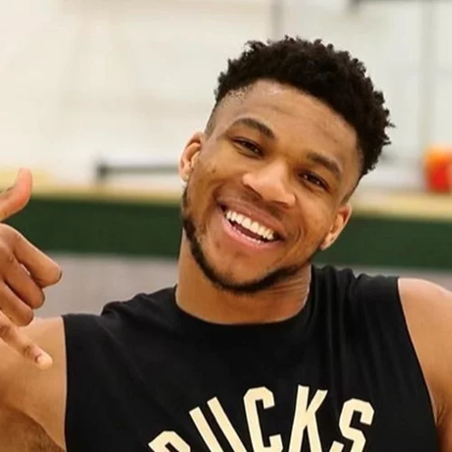 Ο Γιάννης Αντετοκούμπο στην Ακρόπολη | Ποζάρει με τους γιούς του και μας "λιώνει" την καρδιά