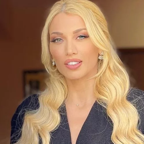 H Κωνσταντίνα Σπυροπούλου στο πρώτο ολόσωμο στιγμιότυπο, 15 ημέρες μετά τη γέννηση του γιου της