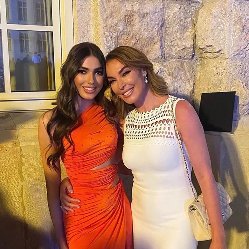 Όταν η Λυδία Ευαγγελάτου ήταν ένα ξανθό, πανέμορφο κοριτσάκι | Η φωτογραφία με την Τατιάνα Στεφανίδου το 2005