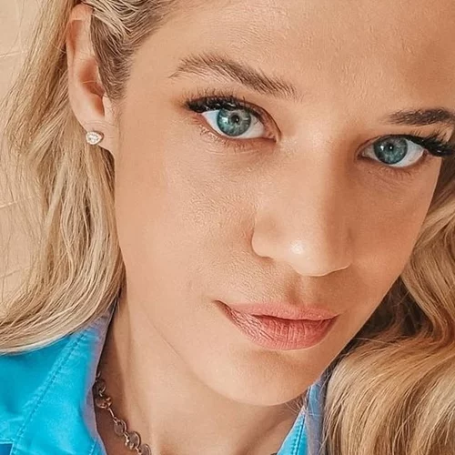 Αρίωνας Αναστασιάδης | Η σφιχτή αγκαλιά στη μαμά του, Τζένη Θεωνά, και τα παιχνίδια στο μπαλκόνι του σπιτιού τους