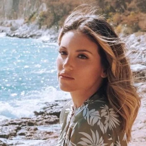 The body | H Αθηνά Οικονομάκου φωτογραφίζεται με το πιο κομψό ολόσωμο μαγιό