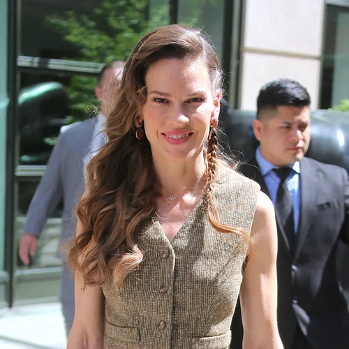 Hilary Swank | Σε προχωρημένη εγκυμοσύνη ποζάρει στην κουζίνα του σπιτιού της