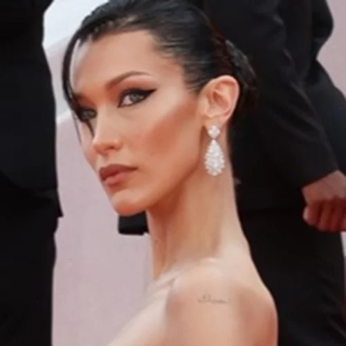 Μετά το "ξυρισμένο κεφάλι", εμφανίστηκε με κοντό καρέ