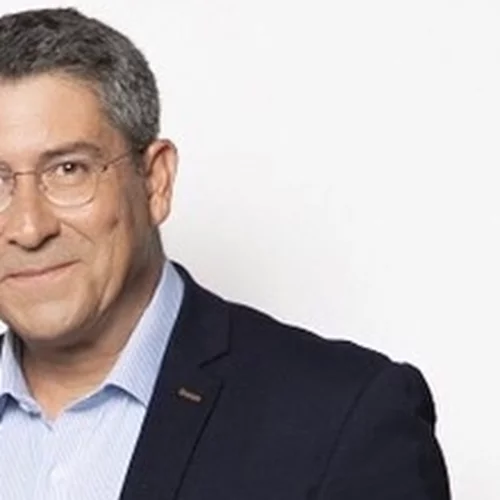 Ο Άκης Παυλόπουλος σε μία σπάνια δημόσια εμφάνιση με τη σύζυγό του, Ελένη Φωτοπούλου, και τα δύο τους παιδιά