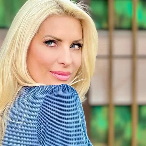 Η Ελένη Μενεγάκη σε βραδινή έξοδο με τα πιο αμφιλεγόμενα παπούτσια της σεζόν