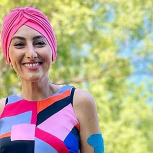 Ρεγγίνα Μακέδου | Άρχισαν να πέφτουν τα μαλλιά της μετά τη μεταμόσχευση – Το βίντεο μέσα από το νοσοκομείο