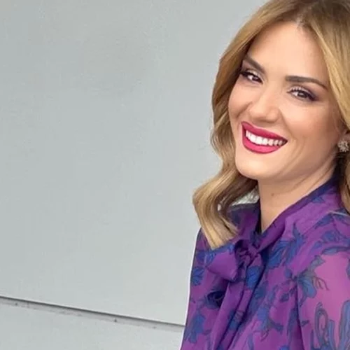 Η Βάσω Λασκαράκη μόλις στόλισε το πιο υπέροχο Χριστουγεννιάτικο δέντρο στο ευρύχωρο και cozy σαλόνι της