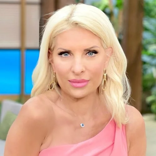 Ελένη Μενεγάκη | Κρατάει από το χέρι την κατάξανθη κόρη της, Μαρίνα Παντζοπούλου, και της εύχεται με τον πιο γλυκό τρόπο για την ονομαστική της εορτή