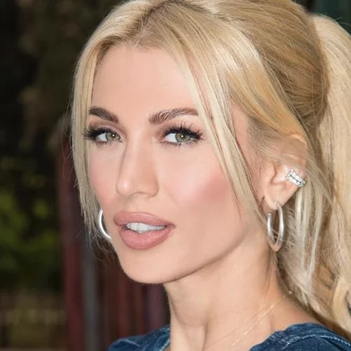 Κωνσταντίνα Σπυροπούλου | Με στενό μαύρο φόρεμα σε νυχτερινή έξοδο, πέντε μήνες μετά τη γέννηση του γιου της