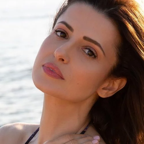 Αγνώριστη η Χρύσα Παπά | Το νέο γαλλικό κούρεμά της είναι η επιτομή της κομψότητας