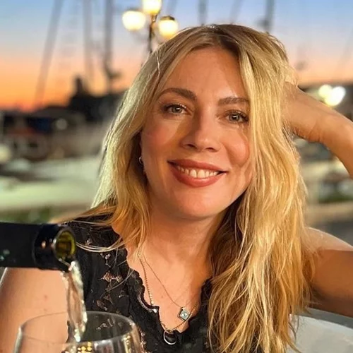 Η Σμαράγδα Καρύδη για τον ρόλο της "Στο Παρά 5" | "Στην αρχή δεν με θέλανε τα παιδιά. Ο Μιχάλης Μαρίνος ήταν το μεγαλύτερο τέρας…"