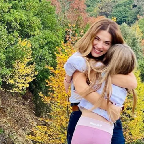 Βάσω Λασκαράκη | Φωτογραφίζει την 8χρονη κόρη της, Έυα Τσιμιτσέλη - Η εκπληκτική ομοιότητά τους