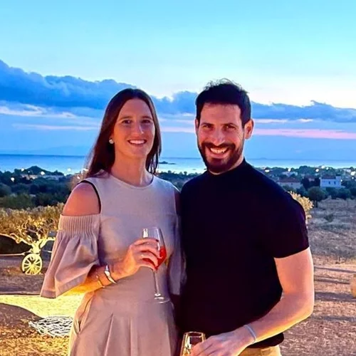 Βίβιαν Δράκου | Η εγκυμονούσα σύζυγος του Θανάση Πατριαρχέα ποζάρει με ολόσωμο μαγιό λίγο πριν φέρει στον κόσμο το τρίτο τους παιδί