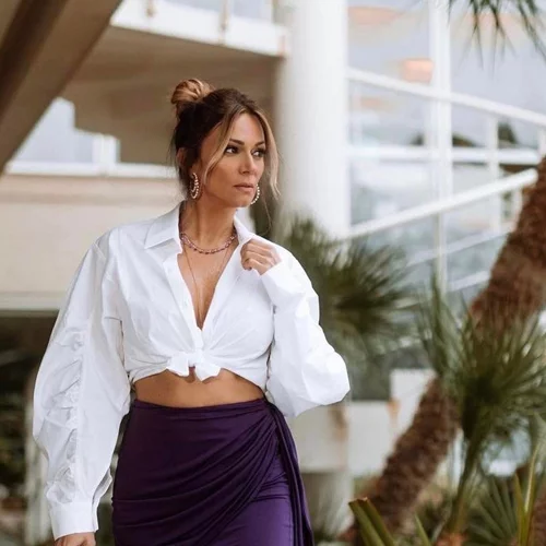 Έλλη Κοκκίνου | Το σαλόνι της διακοσμεί το πιο εντυπωσιακό ξύλινο έπιπλο που έχουμε δει