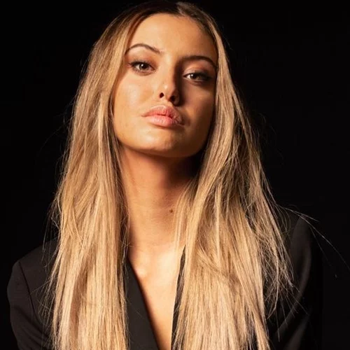 Η Δανάη Λιβιεράτου με κατακόκκινο, σέξι φόρεμα δια χειρός Celia Kritharioti, στο πλευρό του συντρόφου της