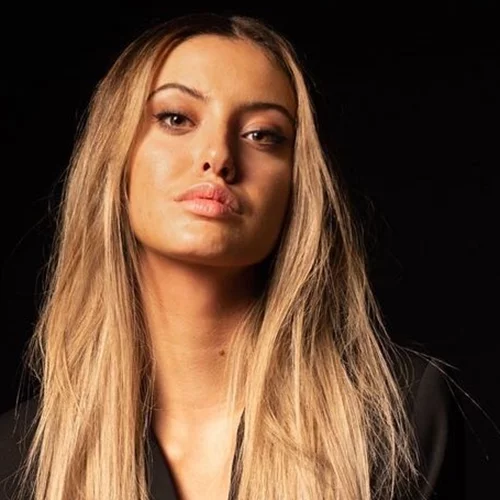 Δανάη Λιβιεράτου | Η υπέροχη ανθοδέσμη που της χάρισε ο σύντροφός της και η ρομαντική κάρτα με το "σ'αγαπώ"