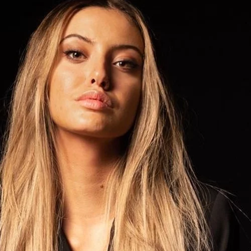 To σαλόνι της Δανάης Λιβιεράτου είναι το απόλυτο χριστουγεννιάτικο spot | To εντυπωσιακό δέντρο και ο άνετος καναπές