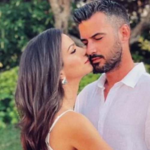 Ο Γιάννης Τσιμιτσέλης αποκάλυψε πως έχει ήδη κάνει το επόμενο βήμα στη σχέση του με την Κατερίνα Γερονικολού