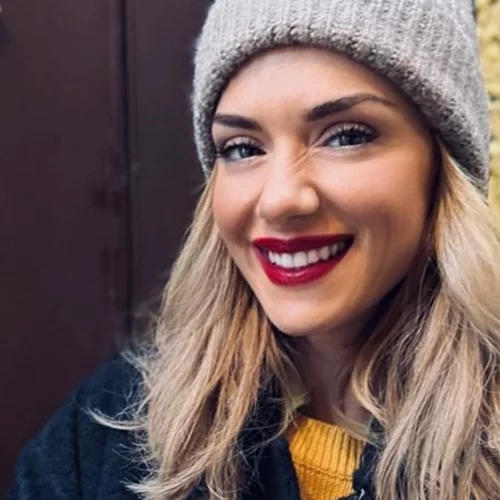 Ατύχημα για τη Βάσω Λασκαράκη | Οι φωτογραφίες με τις πατερίτσες και το δημόσιο μήνυμά της