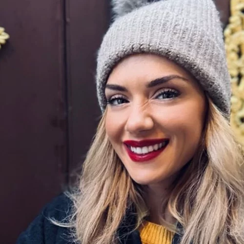 Το ασυναγώνιστο travel style της Βάσως Λασκαράκη | Τα looks που ξεχωρίσαμε από το ταξίδι στην Πορτογαλία