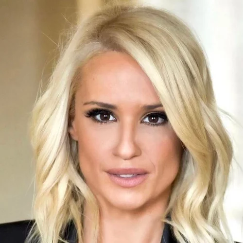 Ξανθιά με μπούκλες | Η Κατερίνα Παναγοπούλου ανέβασε παιδική της φωτογραφία και μας ενθουσίασε