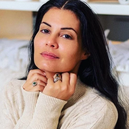 Η Μαρία Κορινθίου πιο αισθησιακή από ποτέ | Ποζάρει με σέξι μαύρα εσώρουχα και μας δείχνει τους κοιλιακούς της