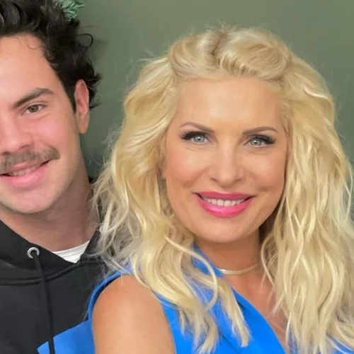 Ο Άγγελος Λάτσιος εύχεται "χρόνια πολλά" στη μητέρα του με μία σπάνια και άκρως τρυφερή φωτογραφία από τα παιδικά του χρόνια