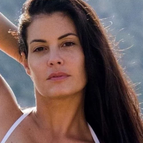 Η Ισμήνη Αϊβάζη είναι ολόιδια με τη μητέρα της | Δείτε πόσο έχει μεγαλώσει το μελαχρινό και πανέμορφο κορίτσι