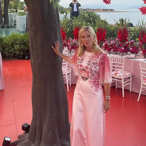 Η εμφάνιση της Marie Chantal ως νονά στη βάφτιση του γιου της Μαίρης Κατράντζου