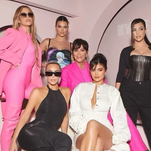 Kardashians | Το viral βίντεο στο Tik Tok που δείχνει πώς θα ήταν σήμερα χωρίς αισθητικές παρεμβάσεις